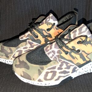 YOKI Clint-16 Block Sneakers Camo/Leopard Woman's Size 10